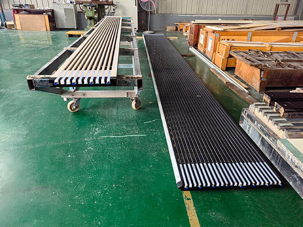 Silicon nitride ceramic curved plate